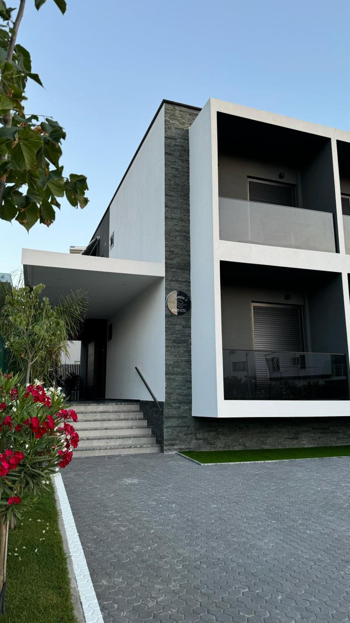 Kevin'S Aparthotel Vlorë Esterno foto