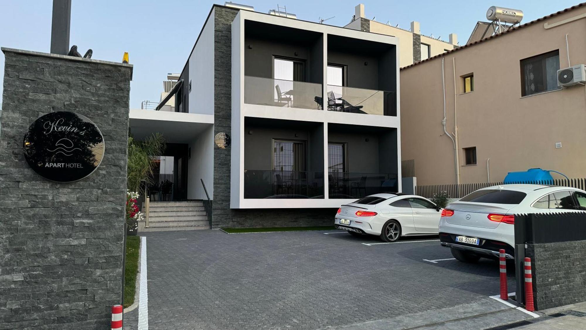 Kevin'S Aparthotel Vlorë Esterno foto