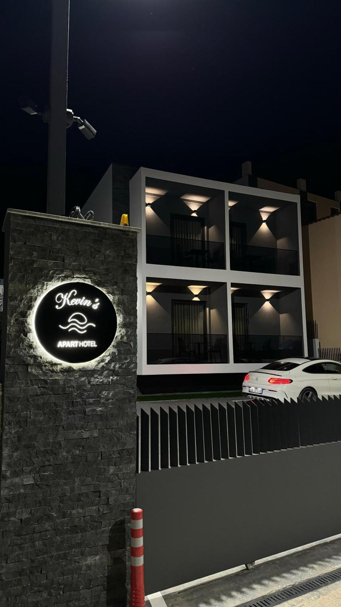 Kevin'S Aparthotel Vlorë Esterno foto