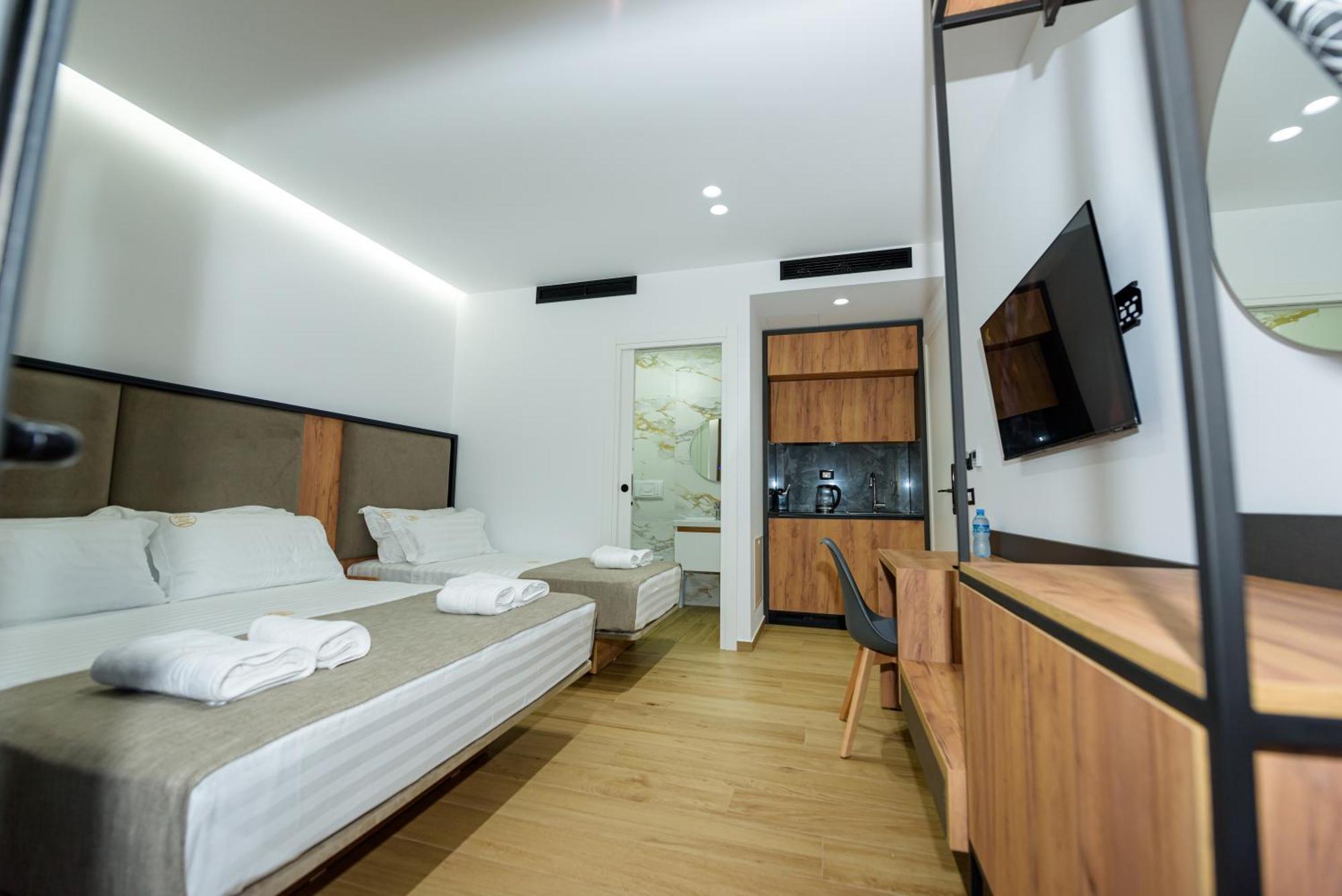 Kevin'S Aparthotel Vlorë Esterno foto