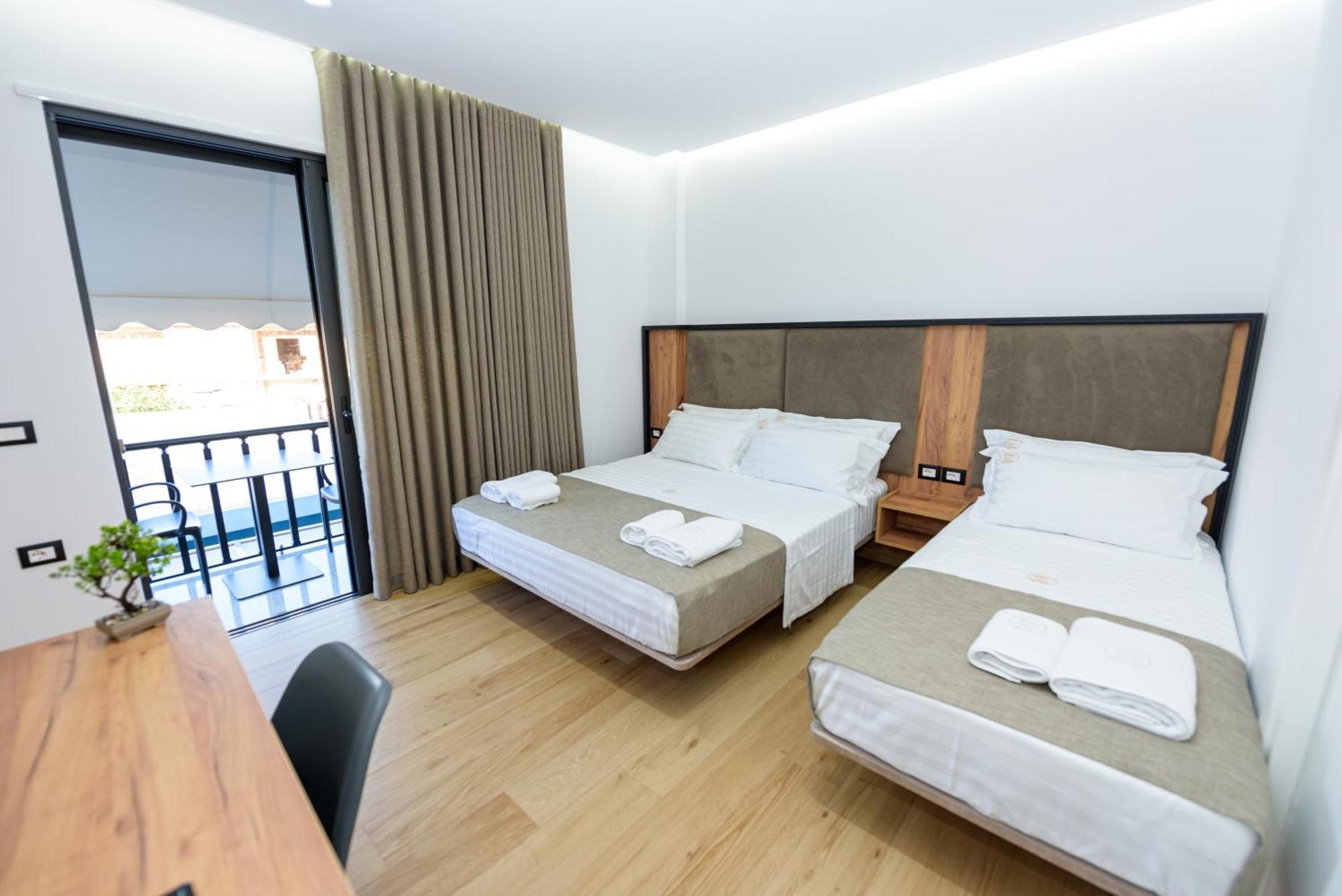 Kevin'S Aparthotel Vlorë Esterno foto