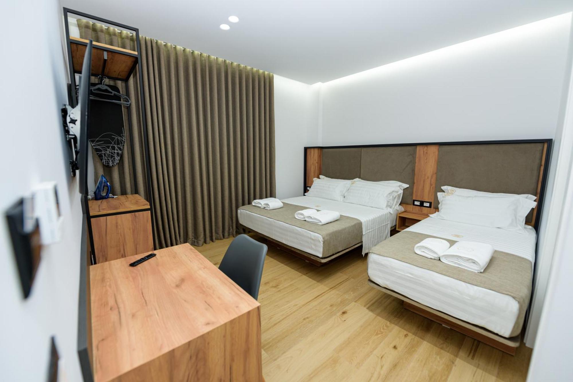 Kevin'S Aparthotel Vlorë Esterno foto
