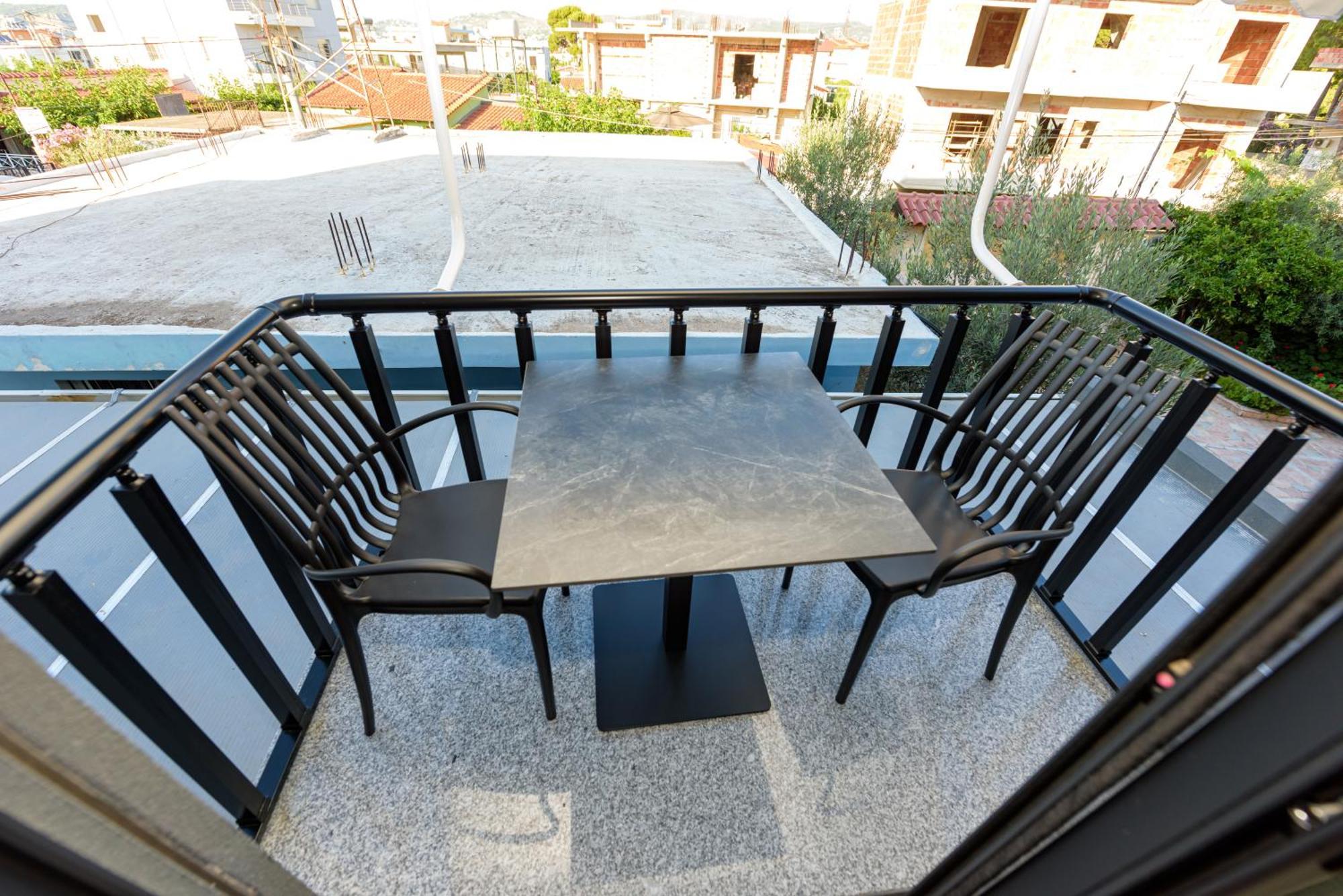 Kevin'S Aparthotel Vlorë Esterno foto