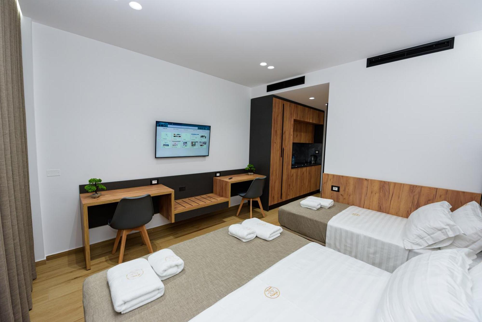 Kevin'S Aparthotel Vlorë Esterno foto