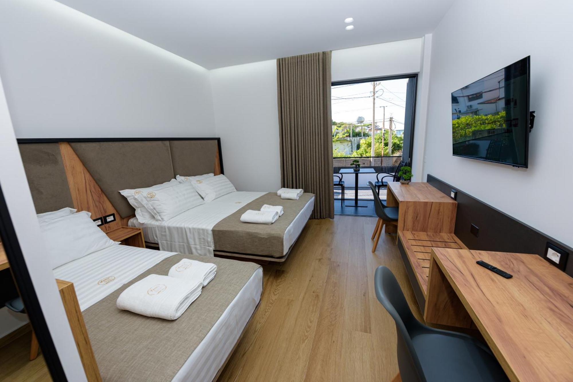 Kevin'S Aparthotel Vlorë Esterno foto