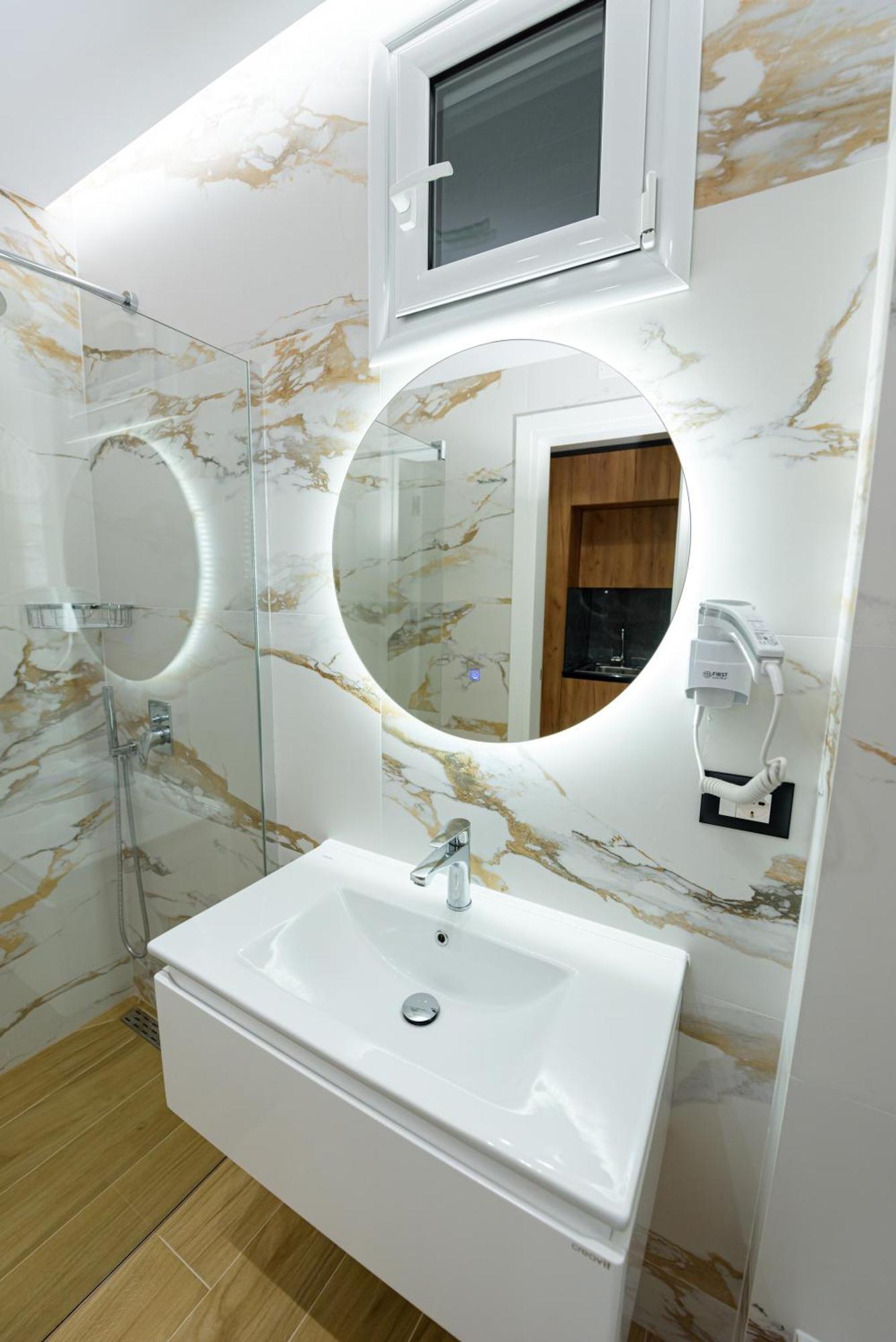 Kevin'S Aparthotel Vlorë Esterno foto
