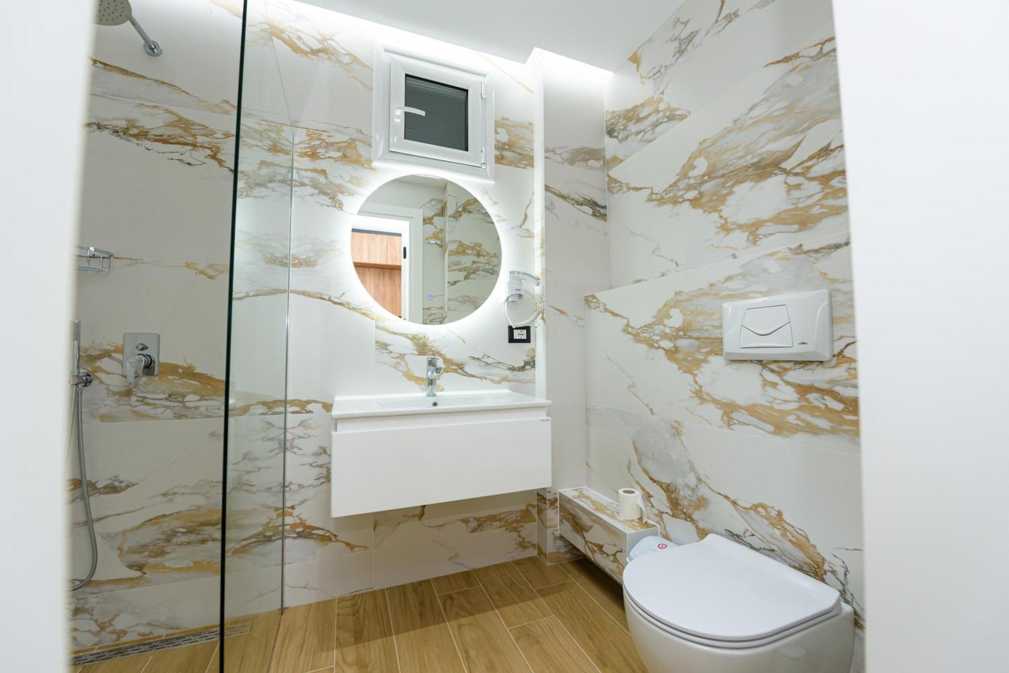 Kevin'S Aparthotel Vlorë Esterno foto