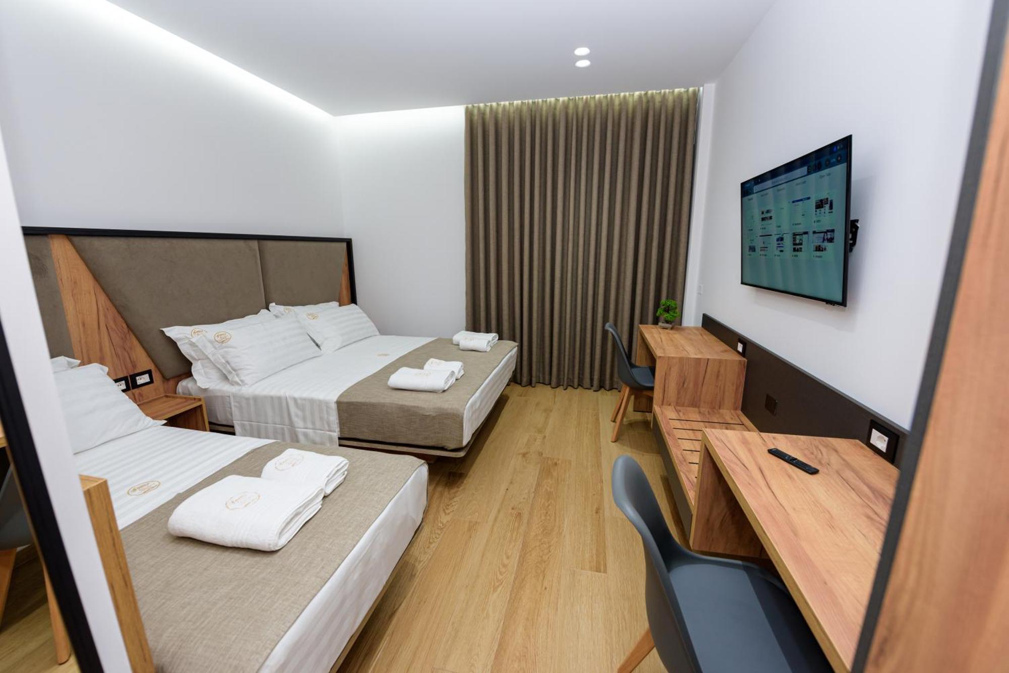 Kevin'S Aparthotel Vlorë Esterno foto