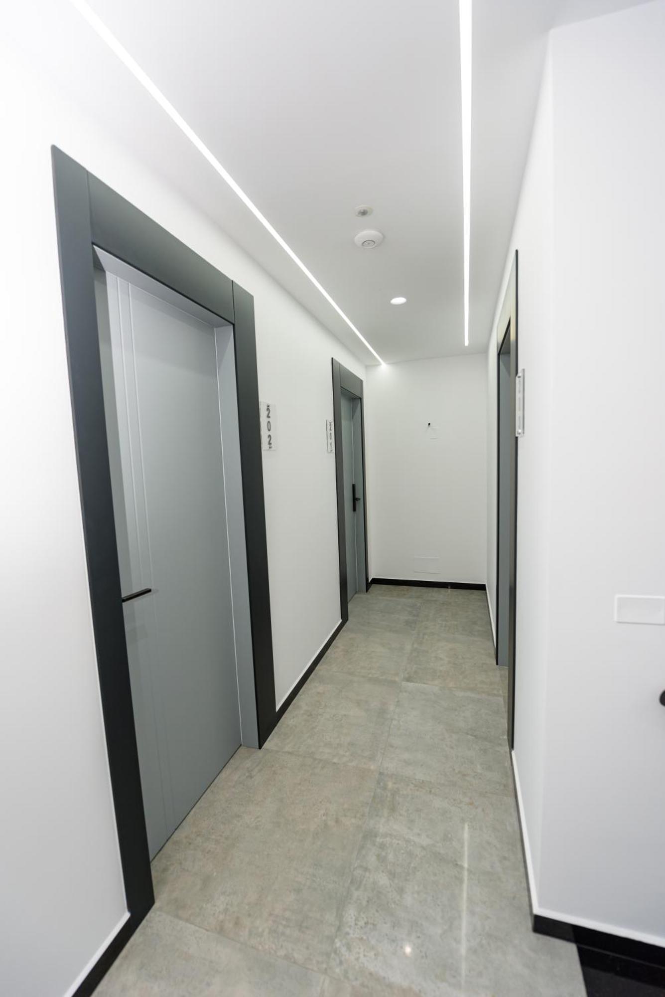 Kevin'S Aparthotel Vlorë Esterno foto
